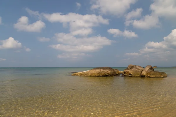 Mar azul claro cálido y un montón de piedras —  Fotos de Stock