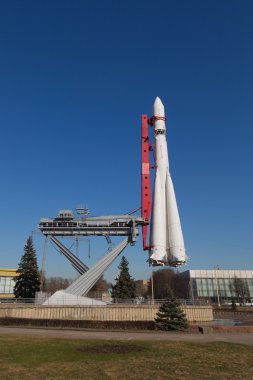 berrak gökyüzü arka plan üzerinde vostok roketi