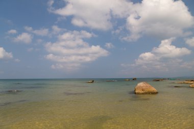 bir taş olan deniz mavi ve beyaz bulutlar ile gökyüzü 