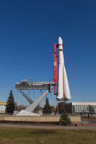 Raket vostok op heldere hemelachtergrond — Stockfoto