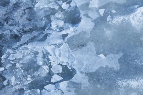 Хрупкий тонкий лед — стоковое фото