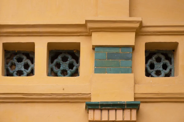 Zelená cihla a dekorativní mříž okna — Stock fotografie
