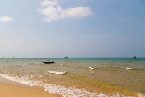 Barco e ondas do mar, Phu Quoc, Vietname — Fotografia de Stock