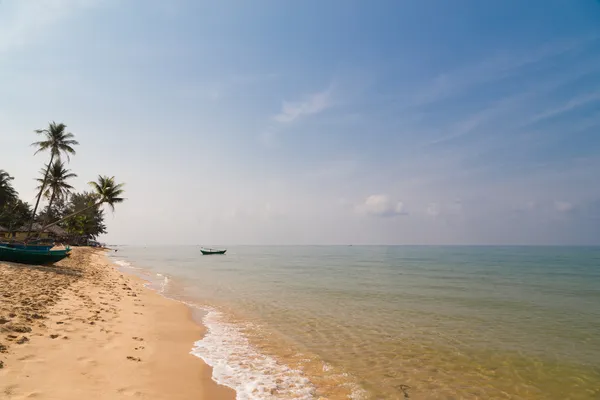 Paesaggio marino con palme, barche e acqua trasparente — Foto Stock