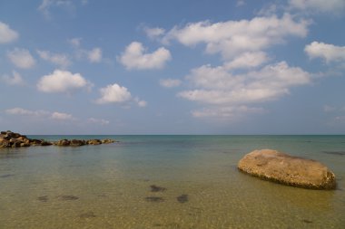 sıcak berrak Denizi ve büyük bir taş 