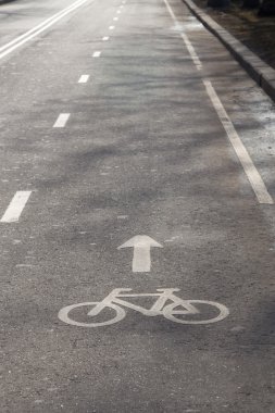 asfalt boya boyalı bisiklet lane işareti