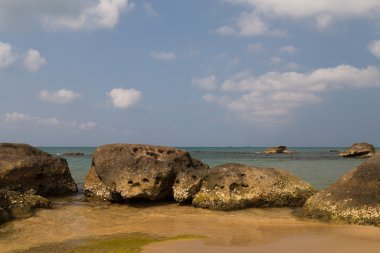 şeffaf deniz dalgası ve taşlar 