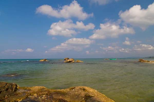 ボートと岩エキゾチックなビーチ — ストック写真