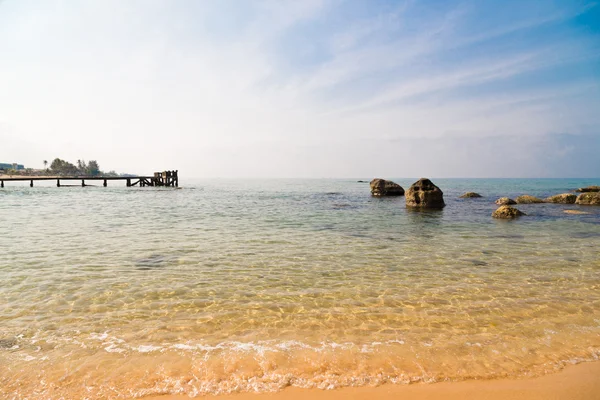 Muelles y agua de mar clara en Phu Quoc —  Fotos de Stock
