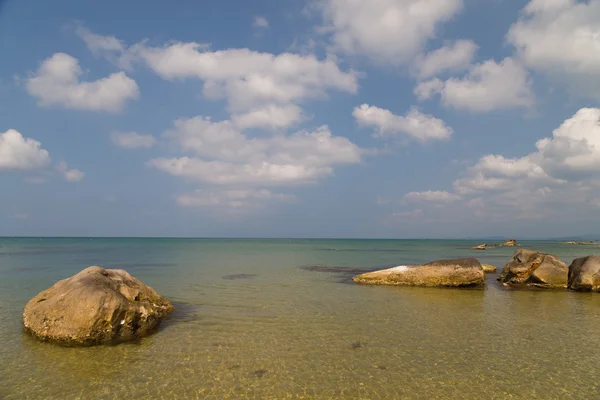 Klares Meer und ein großer Stein — Stockfoto