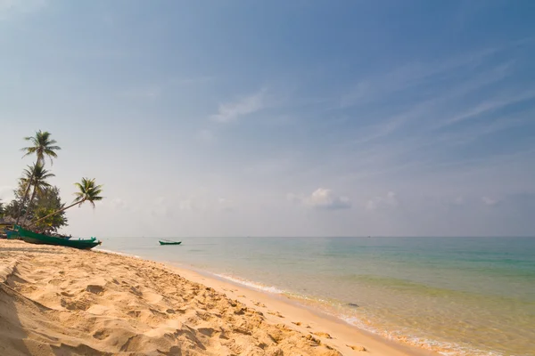 Palmiye ağaçları, tekne ve phu quoc şeffaf su — Stok fotoğraf