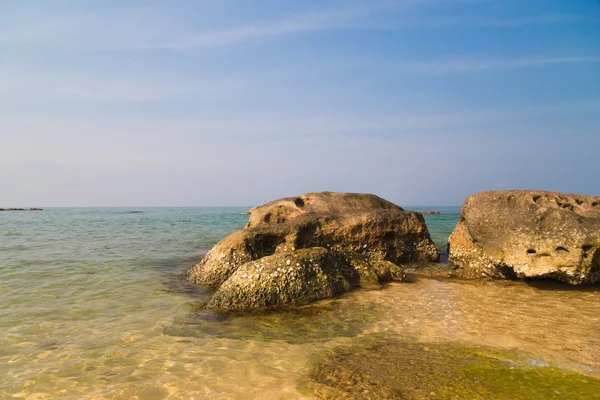 büyük kayalar ve açık deniz suyu
