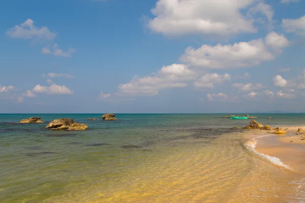 Exotischer Strand mit Sand und Boot — Stockfoto