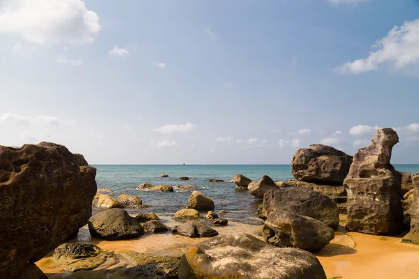 Dunkle Felsen und blaues Meer — Stockfoto
