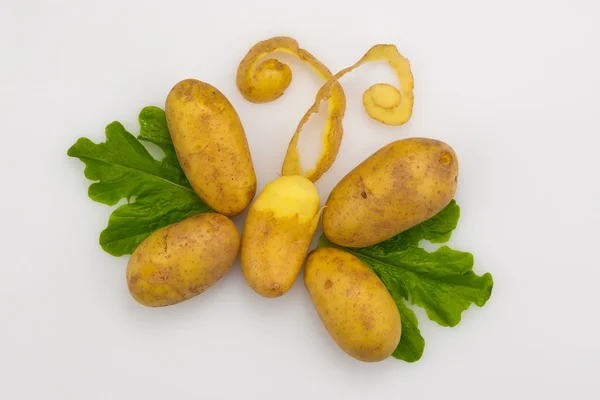 Mariposa de patatas crudas y ensalada — Foto de Stock