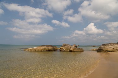 büyük bir taş ve ılık deniz 