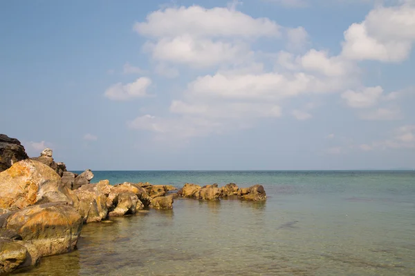 Klares Wasser und schöne Steine — Stockfoto