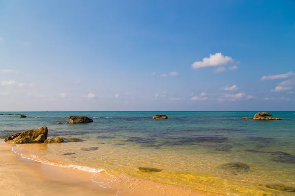 Playa exótica y rocas — Foto de Stock