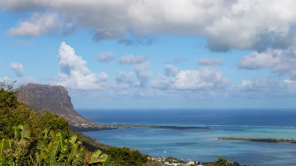 Berg, hav och himmel — Stockfoto