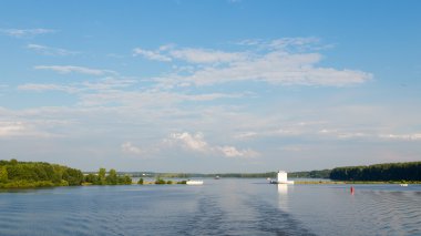 Yaz nehri manzarası