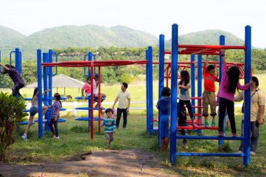 Çocuk Bahçesi Bahçe de oynuyor