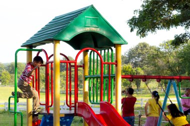 çocuklar parkta oynarken