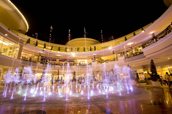 Musikalischer Brunnen und Farbgebung der Beleuchtung im Kaufhaus Promanade in Bangkok, Thailand — Stockfoto