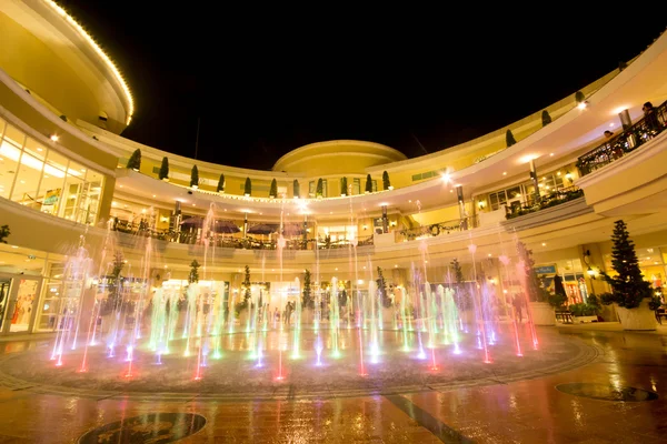 Musikalischer Brunnen und Farbgebung der Beleuchtung im Kaufhaus Promanade in Bangkok, Thailand — Stockfoto