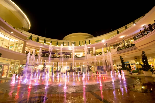 Muzikale fontein en kleuren van de verlichting op de Boulevard warenhuis in bangkok, thailand — Stockfoto