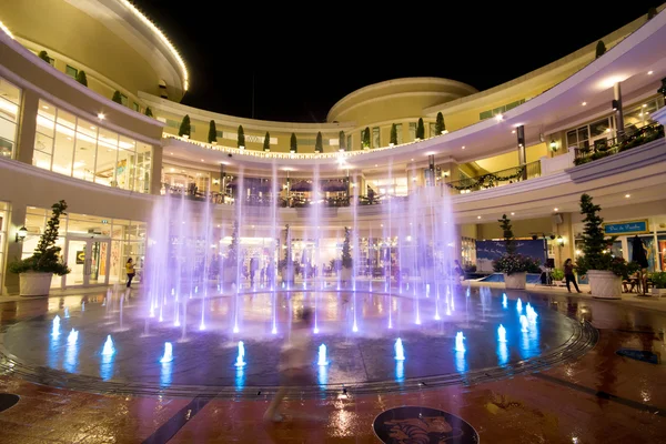 Muzikale fontein en kleuren van de verlichting op de Boulevard warenhuis in bangkok, thailand — Stockfoto