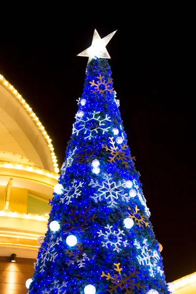 Kerstdecoratie op de Boulevard warenhuis in bangkok, thailand — Stockfoto