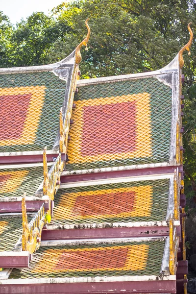 Techos del templo Phrabuddhabat Tailandia —  Fotos de Stock