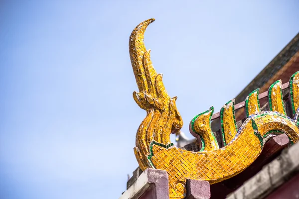 Une partie du toit du temple bouddhiste en Thaïlande — Photo