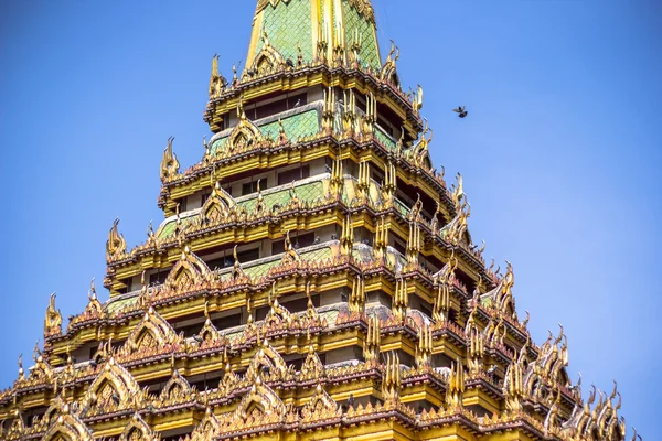 Starobylé pagoda na modré obloze v chrámu, Thajsko — Stock fotografie