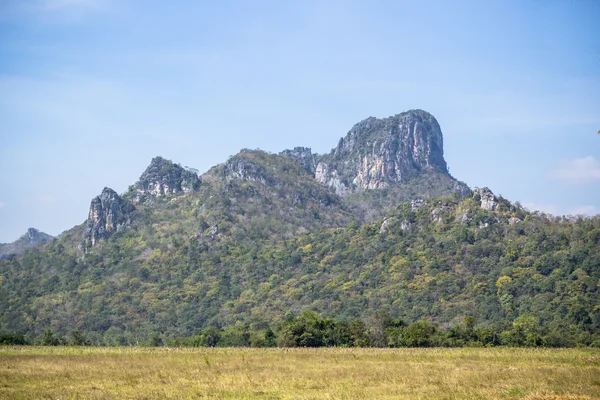 Vysoké vápenec mountain view poblíž vesnice v Thajsku — Stock fotografie