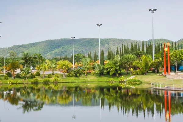 Tayland'da göl ve yeşil bahçe — Stok fotoğraf