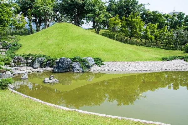 Vihreä japanilainen puutarha — kuvapankkivalokuva