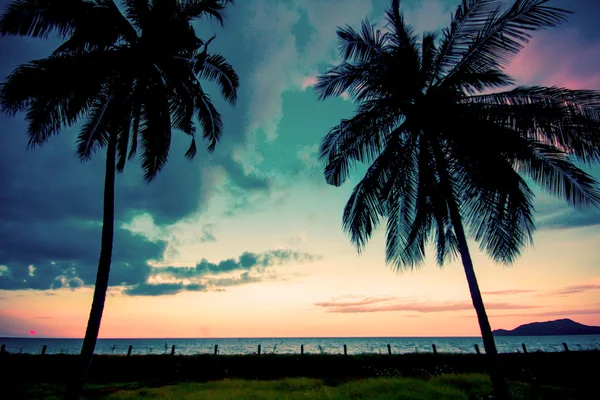 Puesta de sol en la playa — Foto de Stock