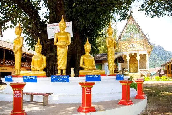 Zlatý buddha v buddhistickém chrámu — Stock fotografie