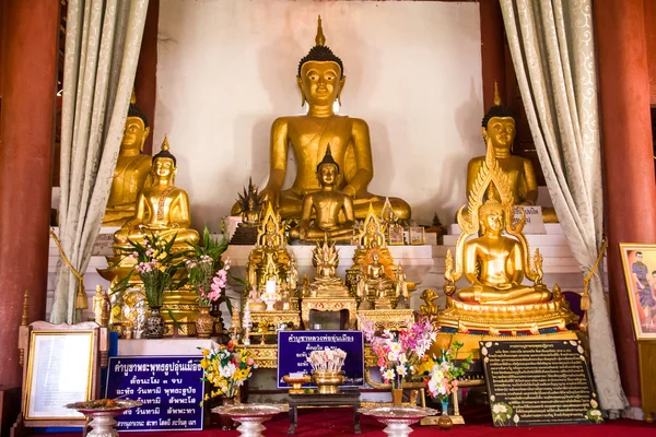 Buda de ouro no templo budista — Fotografia de Stock