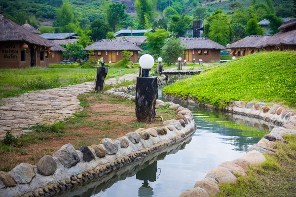 Dorf im chinesischen Stil inmitten der Natur von Berg und Fluss — Stockfoto