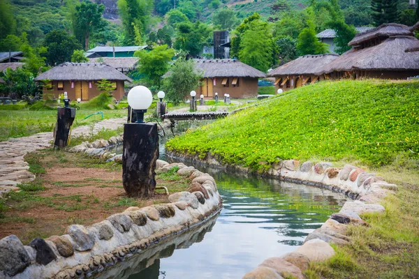 Village de style chinois dans la nature de la montagne et de la rivière — Photo