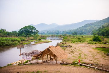 pai şehir, nehir ve bambu kulübe