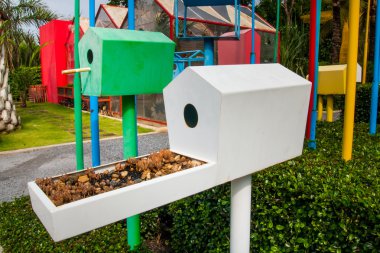 çok güzel ahşap ağaç ekimi ve kuş evi