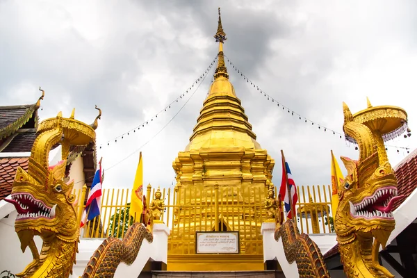 O templo antigo com pagode dourado e um par de nagas — Fotografia de Stock