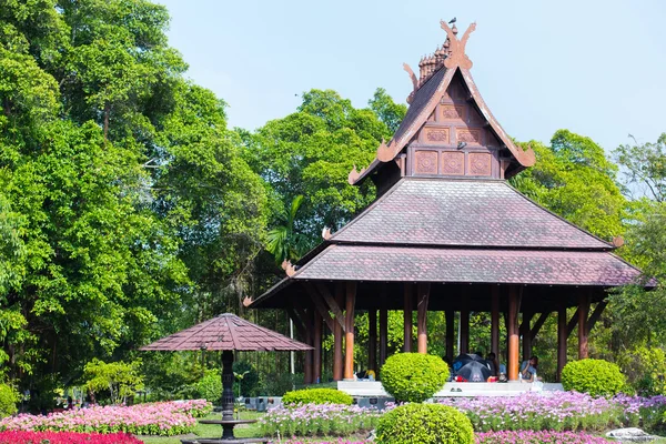 Menschen ruhen sich am 15. Dezember 2013 im Holzpavillon im traditionellen thailändischen Stil aus. — Stockfoto