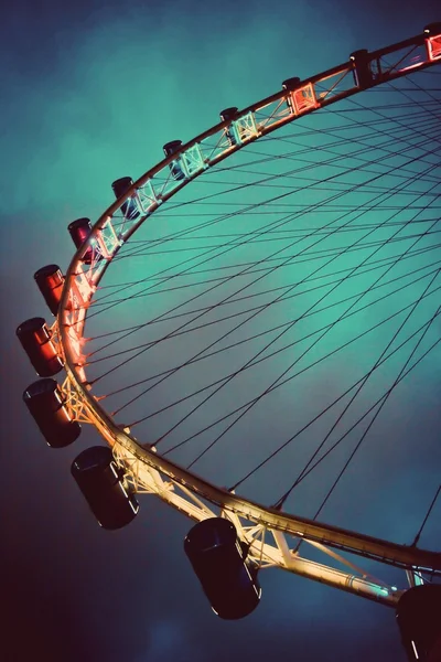 Singapore flyer, Giant ferris wheel attraction of travellers — Stock Photo, Image