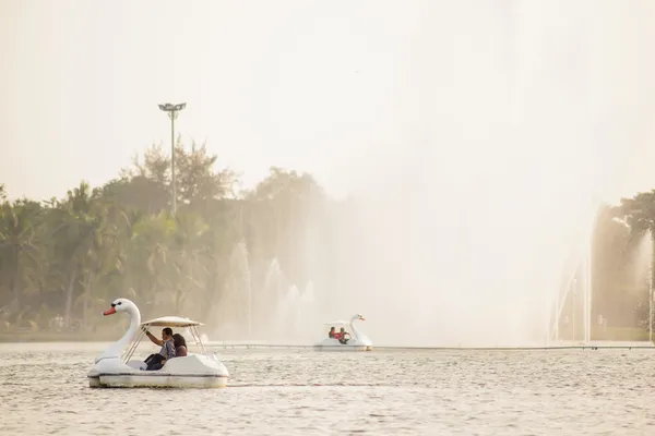 Les gens apprécient avec le pédalo dans un lac de Rama 9 Royal jardin à Bangkok — Photo