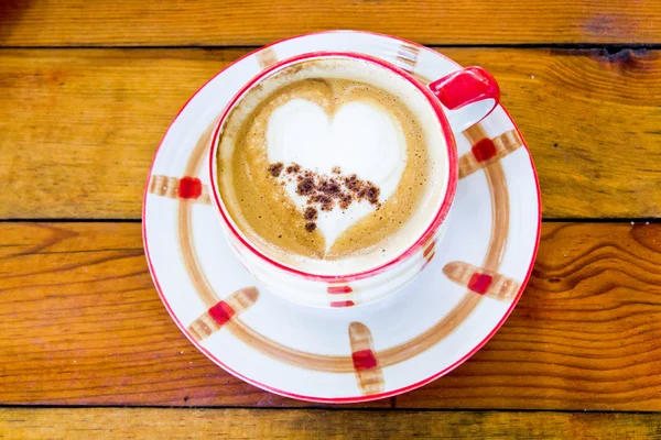 Hete koffie met latte art herat vorm in een kopje — Stockfoto