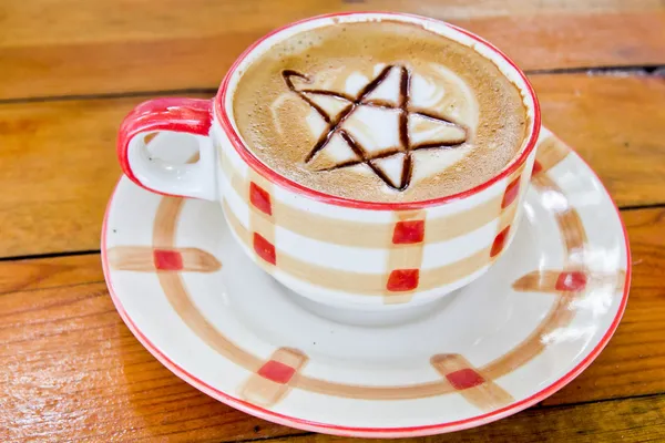 Warme koffie met latte art stervorm in een kopje — Stockfoto
